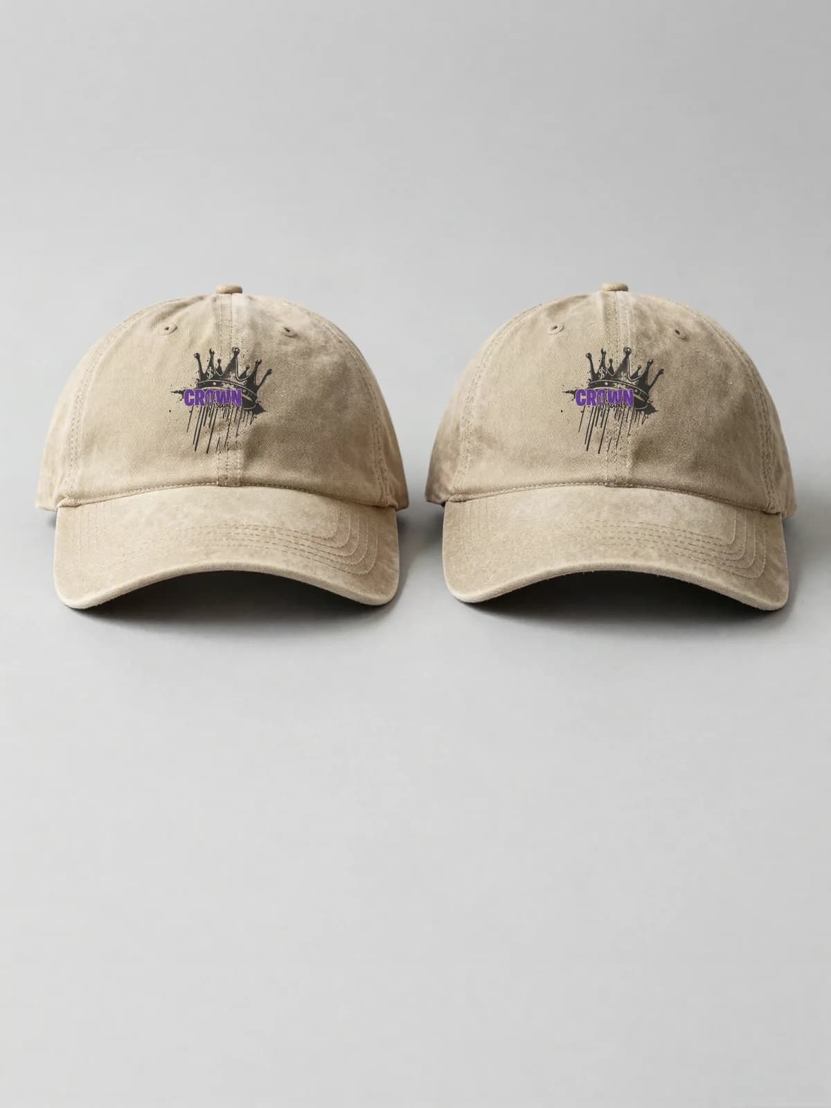 Zwei beige Dad Caps mit Crown-Visuals-Logo