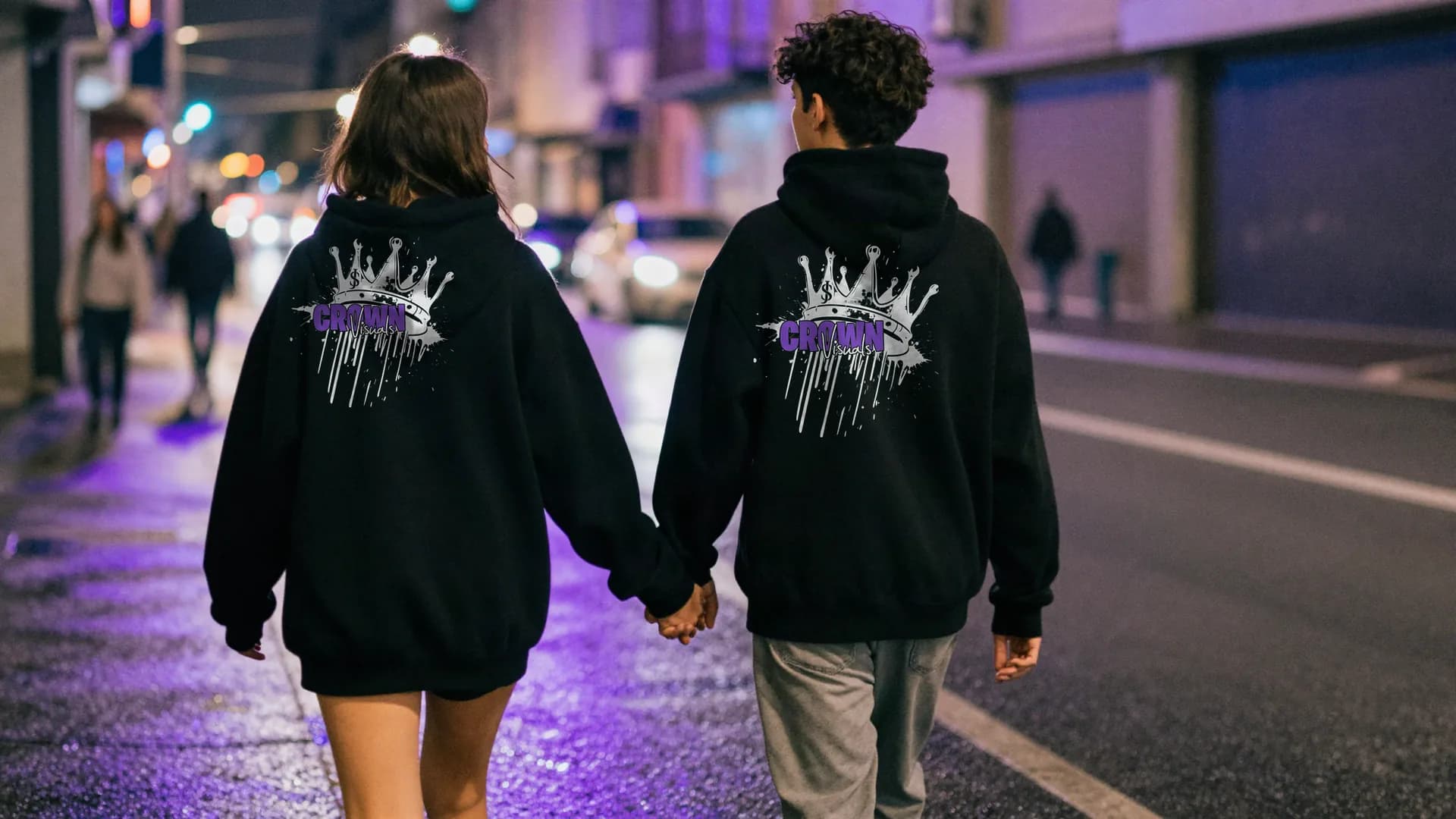 Paar von hinten in schwarzen Hoodies mit großem Crown-Visuals-Rückenprint