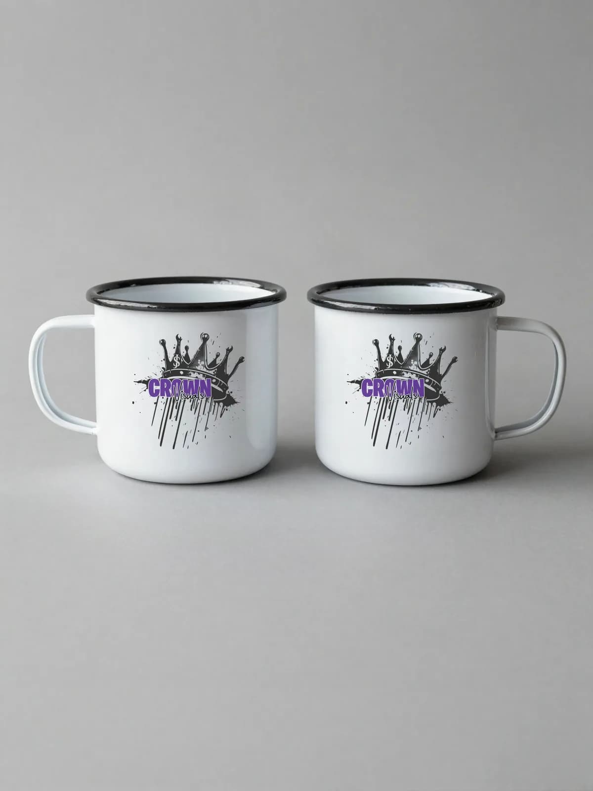 Zwei weiße Emaille-Becher mit schwarzem Rand und Logo