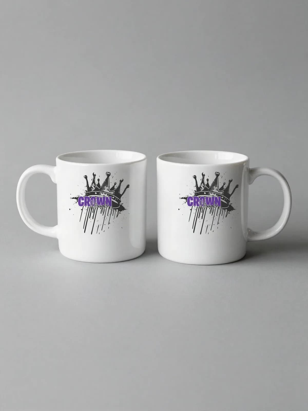 Zwei weiße Tassen mit Crown-Visuals-Logo